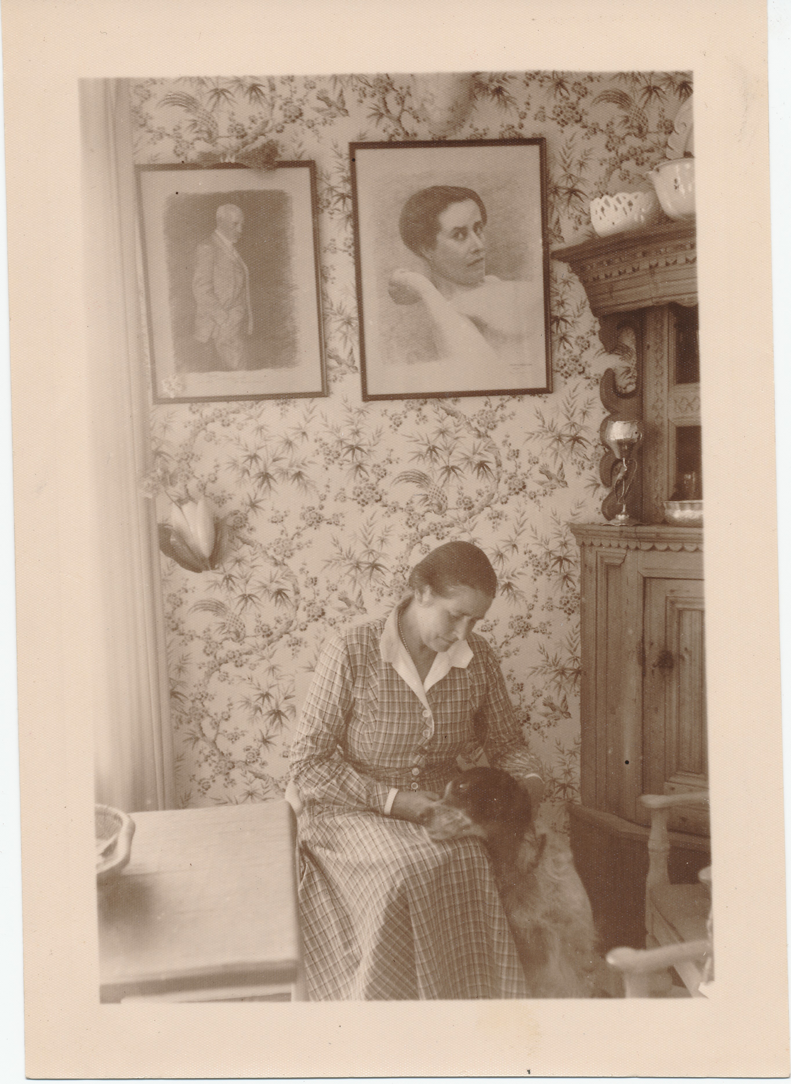  Enkefru Sigrun Nansen sitter hjemme på Håkavik i 1933 under portrettene Fridtjof Nansen tegnet av seg selv og henne. Foto Privat 
