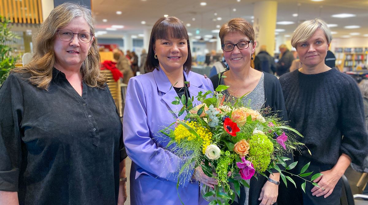 Hilde Ljødal, Eirunn Eriksen Gauslaa, Anne-Kristi Gisholt Jønland og Monica Helvig med blomsterbukett